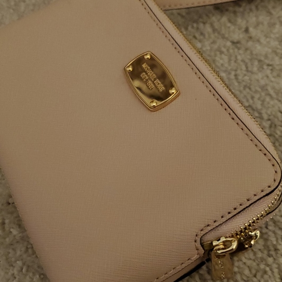 Michael Kors Handbags - Michael Kors Wristlet Blush 🌷